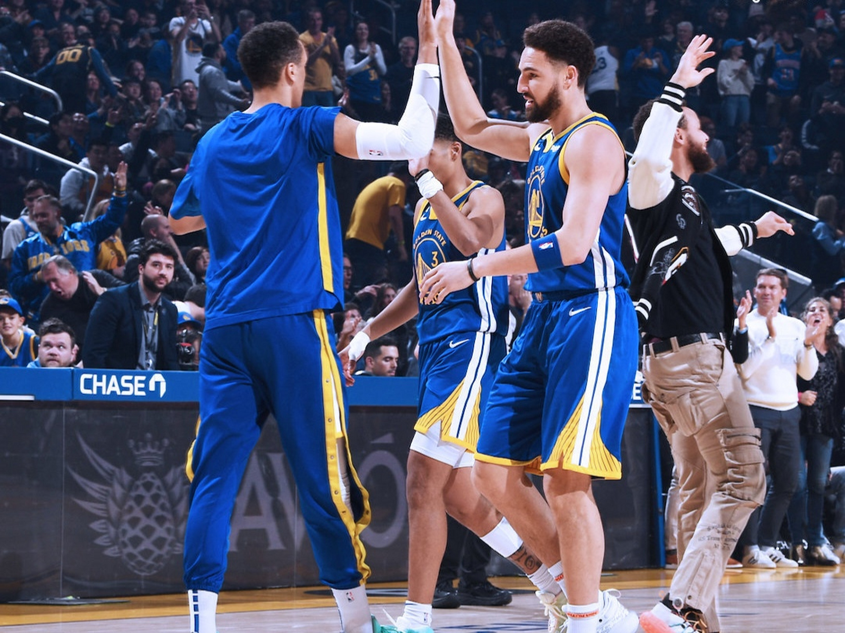 上海队力克深圳队,利拉德扛起全队 上海队力克深圳队,利拉德扛起全队