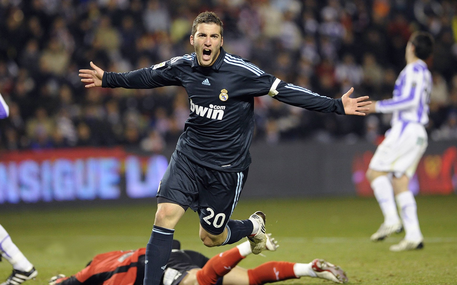 那不勒斯横扫曼城,托尼关键制胜,意甲雄狮的欧冠之夜